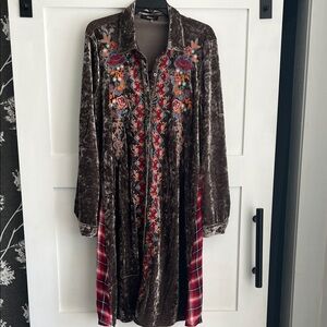 ANDREE BY UNIT Floral Embroidered Velvet Dress